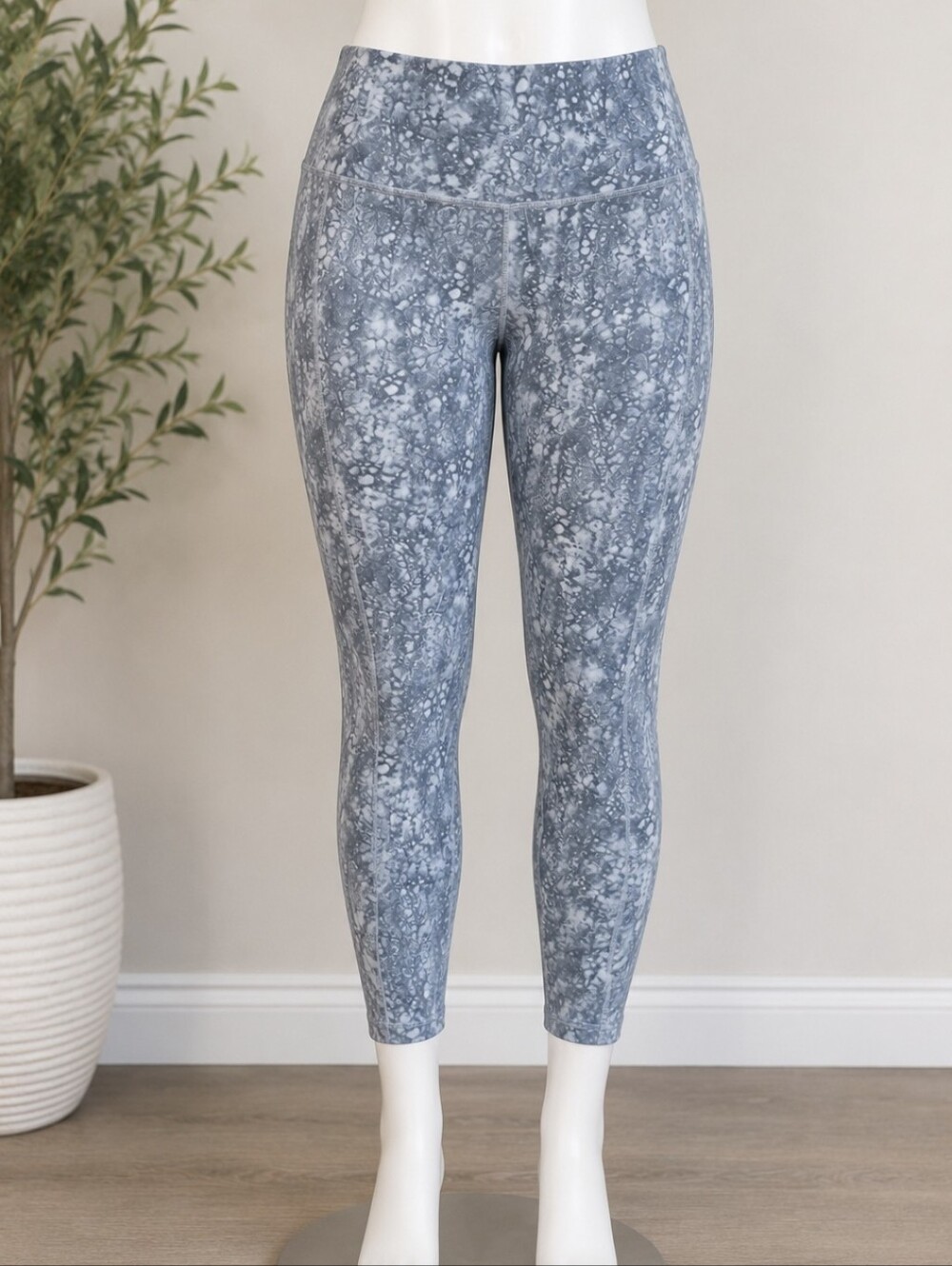 Marissa Olivia Blue Gray Marble Print Capri Leggings Size 2X with Pockets